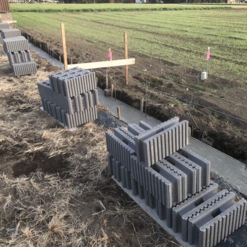 境界工事のブロック積み作業開始となります。