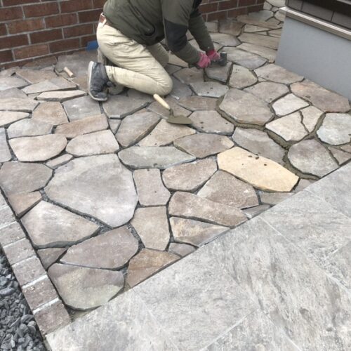 自然石の乱張り作業となります。