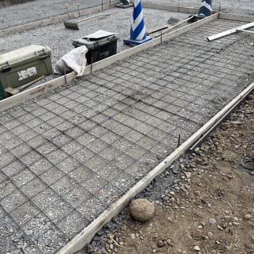 メッシュ敷き作業です。