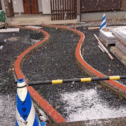 天然石の見切り施工中です。