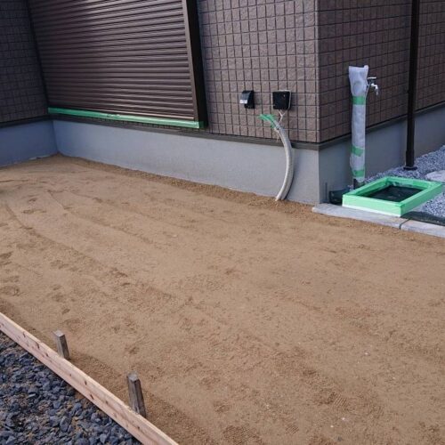 人工芝下地山砂入れ及び転圧です。