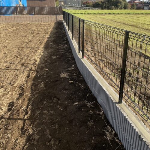 フェンスの取付け作業完了となります。