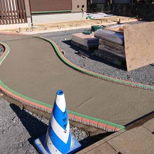 天然石下地コンクリート打設です