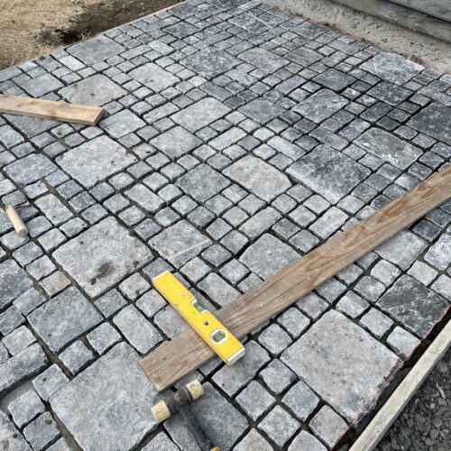 アプローチの天然石施工です。