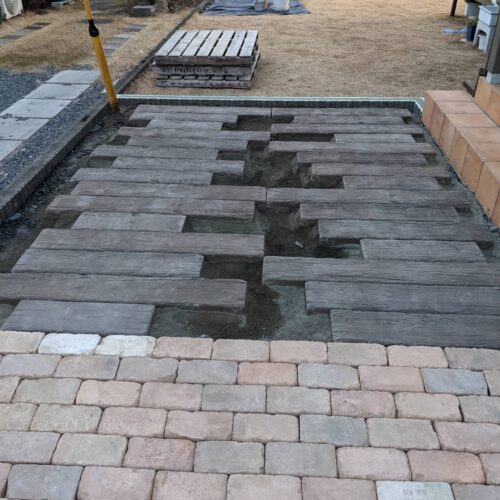 擬木平板敷き作業です。