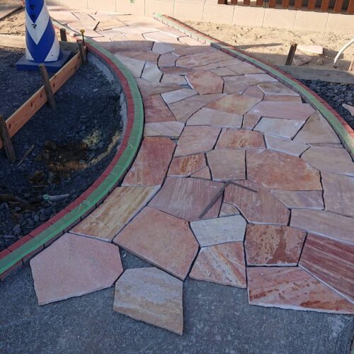 天然石乱貼りの施工です。