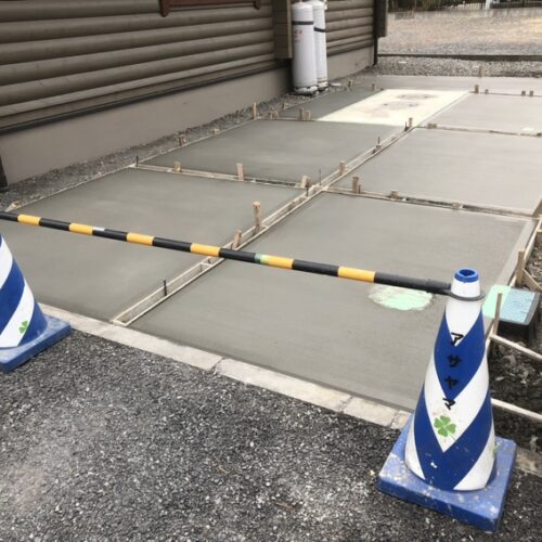 駐車場の土間コンクリートの養生となります。