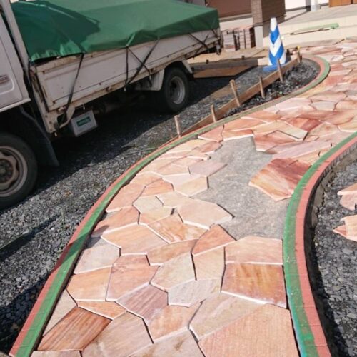 天然石乱貼りの施工です。