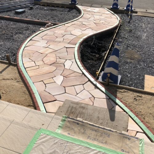 アプローチの自然石の乱張り作業となります。