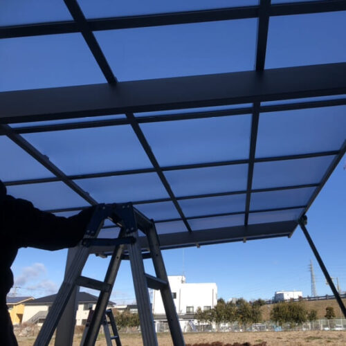 カーポート屋根張り作業となります。