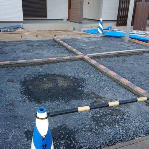 駐車場のインターロッキング目地です。