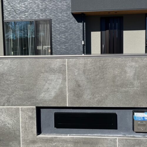 門柱の笠木取り付けです。