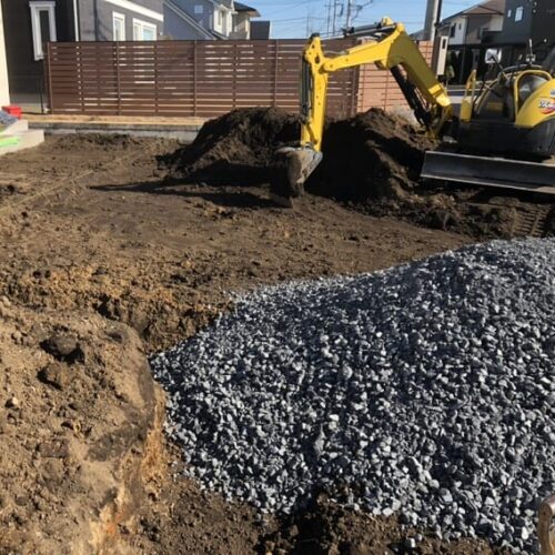 駐車場部分の掘削及び砕石入れ作業となります。