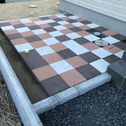 アプローチ300角平板敷き作業となります。