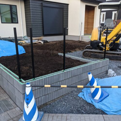 フェンスの柱建て作業です