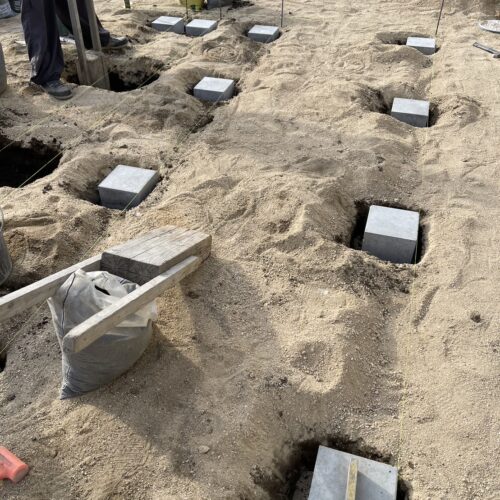 デッキの束石の施工です