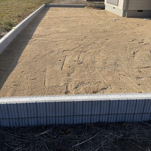 山砂敷き均し作業です