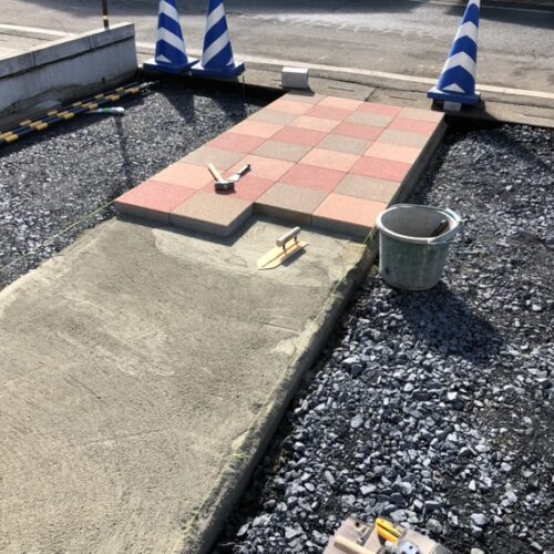 アプローチの300角平板敷き作業となります。