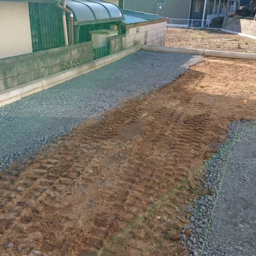 人工芝下地、犬走り下地砕石入れです。