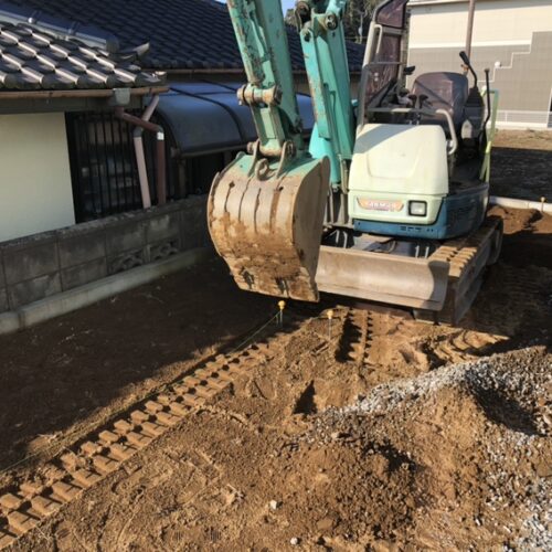 本日より工事着工となります。お庭部分のスキトリ掘削作業より開始です。