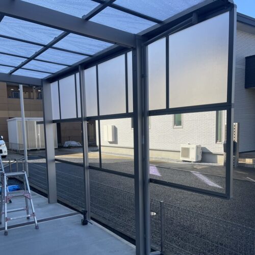 カーポートサイドパネル施工です