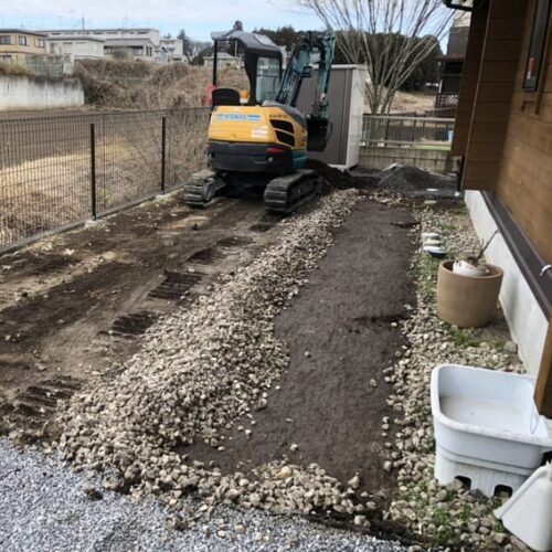 本日より工事着工となります。お庭側の掘削作業開始です。