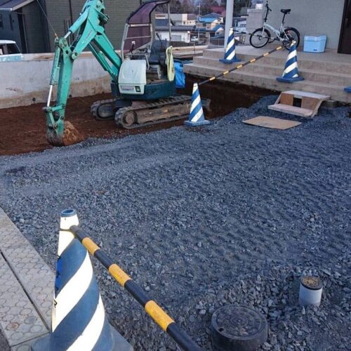 駐車場部分の掘削及び砕石入れです。