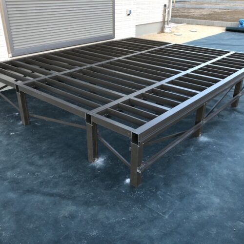 タイルデッキの設置作業となります。