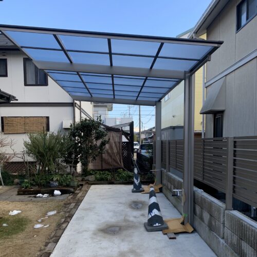 カーポートの屋根張り作業となります