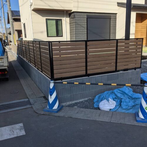 フェンスの取り付け作業です