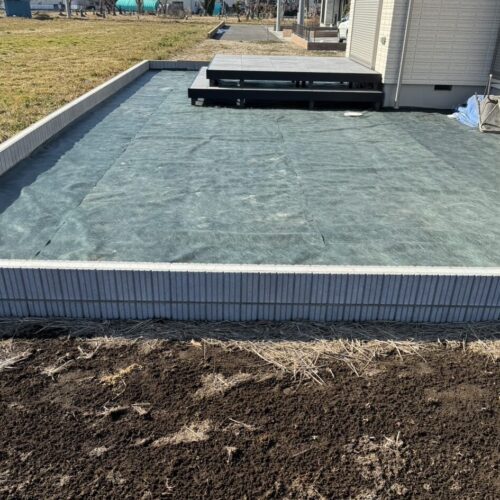 防草シート敷きです。