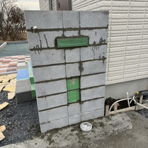 門柱組積完了です。