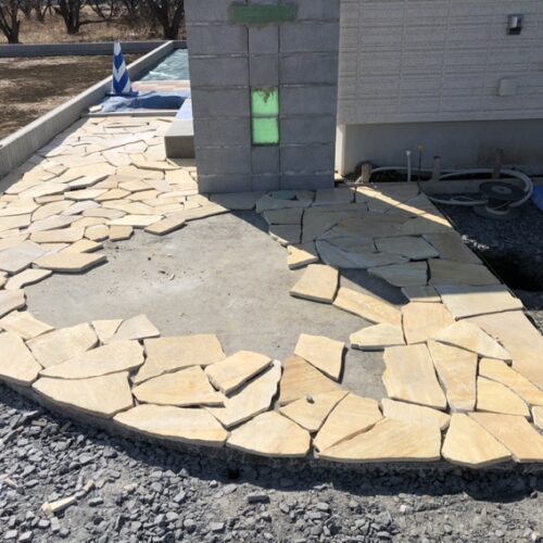 アプローチの自然石乱張り作業となります。