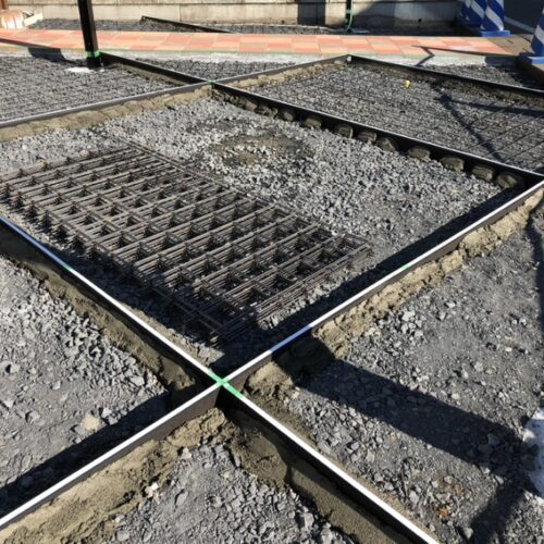 駐車場の見切りのエキスパンタイの設置となります。