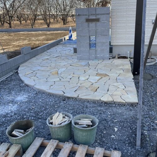 天然石乱貼り仮並べ状況です。