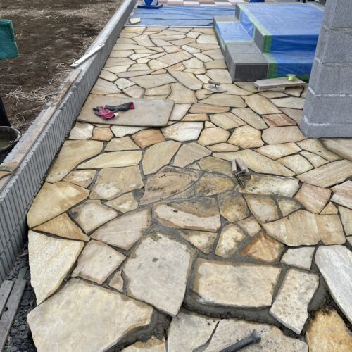 天然石乱貼り貼り付け作業です。