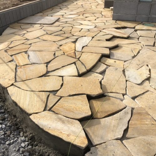 引き続き天然石乱貼り貼り付け作業です。