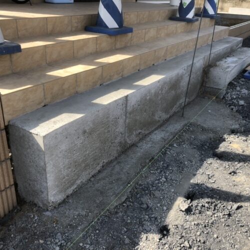 玄関タイル張り部分の脱枠作業となります。