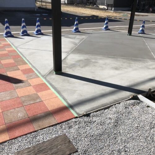 駐車場土間コンクリートの養生となります。