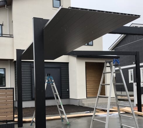 カーポートの屋根張り作業となります。