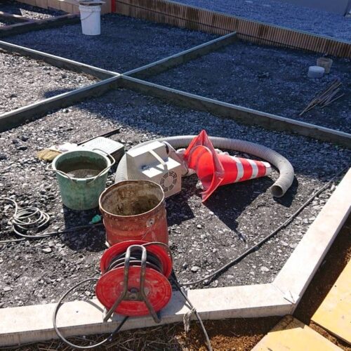 伸縮目地の施工です。