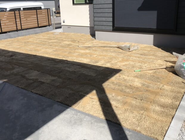 本日はモミジの植栽と芝張り作業となります。