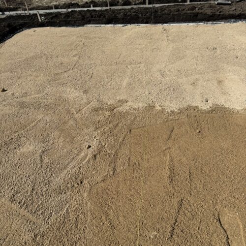 人工芝下地山砂です。