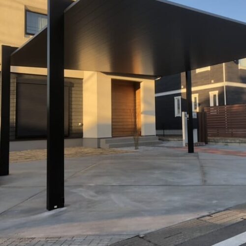 駐車場土間コンクリートの養生まで終わりまして外構工事完了となります。