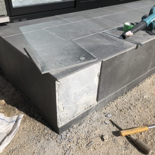 テラスタイルの立ち上がりタイル張り作業となります。