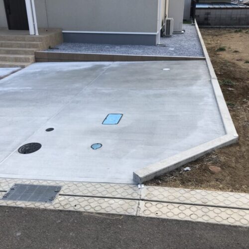 駐車場のコンクリートの養生中となります。