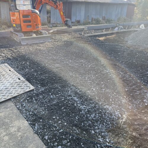 駐車場砕石均しです。