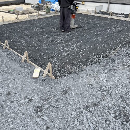 駐車場土間コンクリート下地砕石の転圧です。