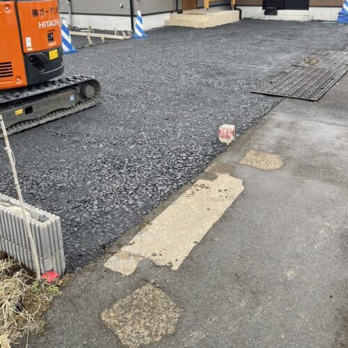 砕石駐車場の施工完了です。