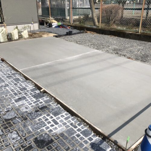 駐車場土間コンクリートの養生となります。